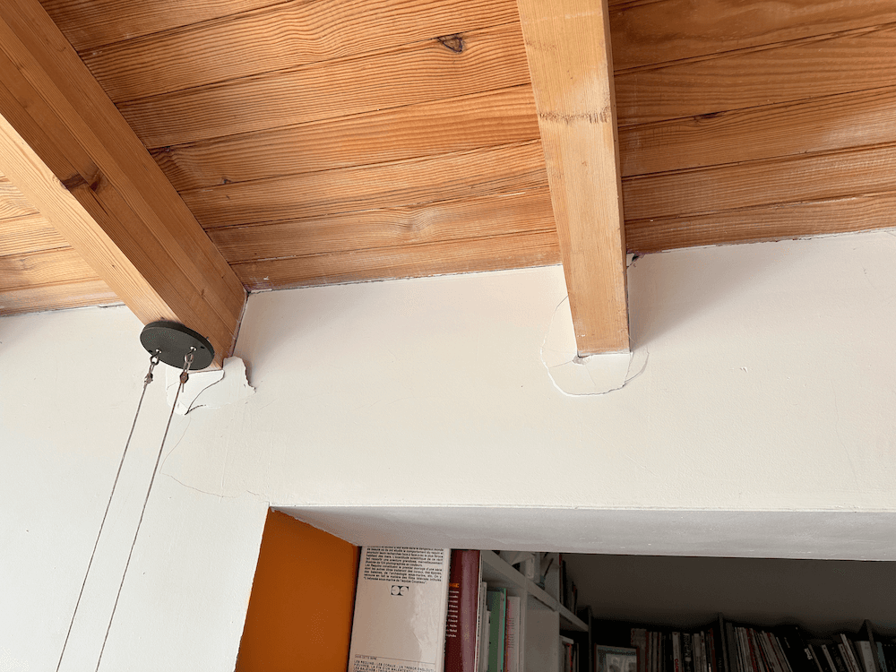 Décollement entre la cloison et le plafond